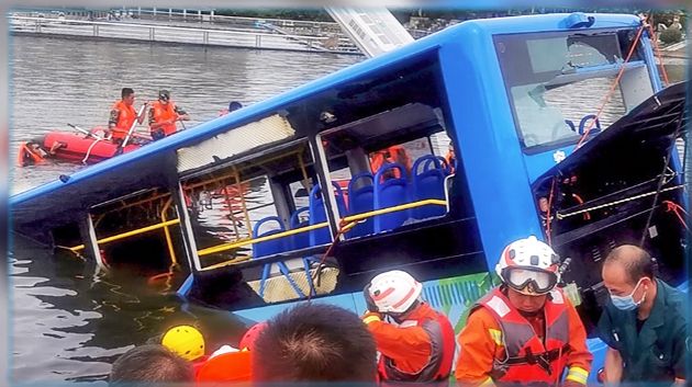 Chine : Le chauffeur précipite volontairement son bus dans un lac et tue 21 personnes