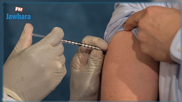 Un Italien tente de se faire vacciner sur un faux bras en silicone