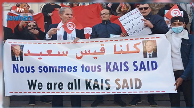 Anniversaire de la révolution: rassemblement de soutien aux décisions du président Kais Saied devant le Théâtre municipal de Tunis