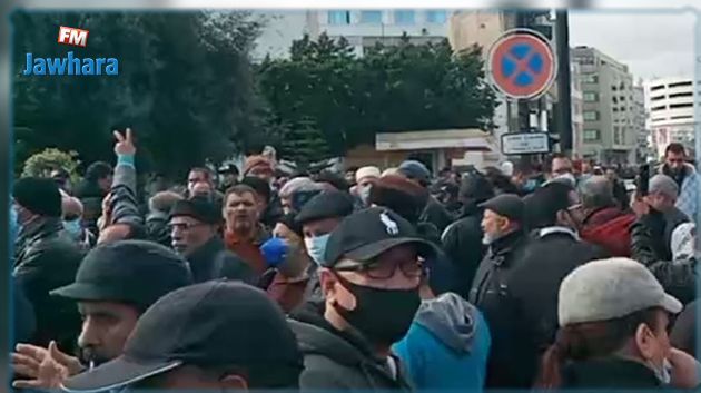 Des protestataires empêchés d'accéder à l'avenue Habib Bourguiba à Tunis 