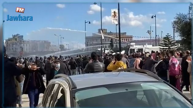 La police utilise des canons à eau pour disperser les manifestants