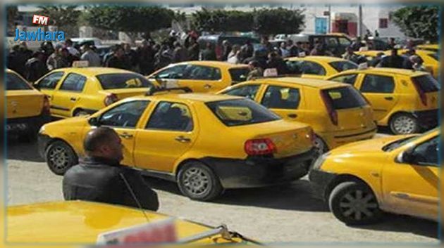 Les chauffeurs des taxis protestent devant le siège du ministère du Transport