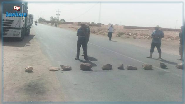 Om Laarayes : Des protestataires bloquent la route