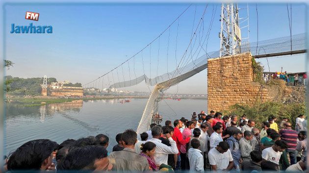 Un pont suspendu s'effondre en Inde : Le bilan s'alourdit à 132 morts
