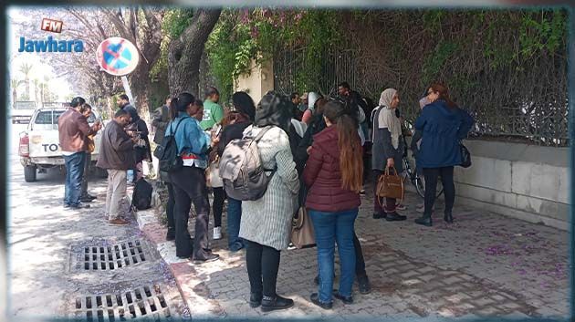 Les membres de l'INLUCC protestent devant le Parlement 