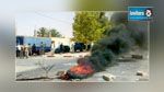 Mahdia : Des manifestants bloquent les routes et incendient des pneus