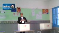 Mahdi Jomaa, fait la queue devant son bureau de vote 
