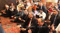 Habib Essid accomplit la prière du vendredi à la Mosquée Zitouna