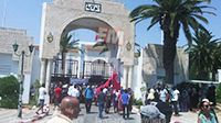 Sousse : des personnels du tourisme licenciés manifestent devant le gouvernorat