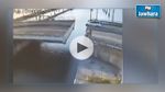 Il tente de sauter sur un pont ouvert en voiture (vidéo)