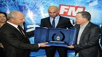 Aymen Abdennour reçoit le prix de Jawhara FM du meilleur joueur de l’année 2015