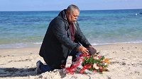 Pour finir l'année, le nageur Nejib Belhedi se recueille sur la scène de l'attentat de Sousse