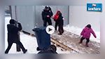 En vidéo: Des policiers serbes rendent le sourire à des enfants réfugiés