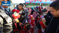 Salut du drapeau dans un jardin d'enfants à Bouhsina avec les forces de l'ordre