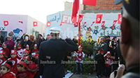 Salut du drapeau dans un jardin d'enfants à Bouhsina avec les forces de police et de la garde nationale