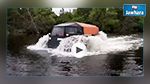 En vidéo, un véhicule tout-terrain qui roule dans l'eau