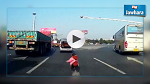 En vidéo : Un enfant tombe du coffre d'une voiture en Chine