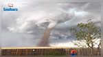 La photo qui affole les internautes : Il tond sa pelouse sous la menace d'une tornade