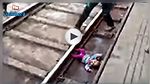 Inde : un nourrisson glisse sous un train et s'en sort indemne