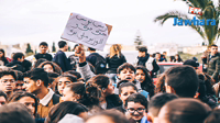 Des élèves manifestent devant le siège de Jawhara FM 