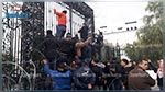 Des manifestants tentent de s'introduire au Parlement