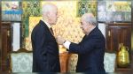 Abdelmadjid Tebboune décore le chef de l'Etat de la médaille de l'Ordre du mérite national 