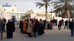 Des protestataires empêchent des employés du gouvernorat de Kébili d'entrer sur leur lieu de travail